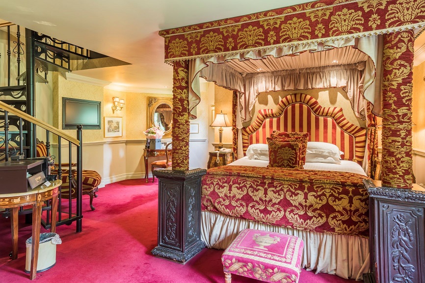 CoombeAbbey's tweet photo. Happy #GrandFeatureFriday!

Today we’re looking at the The Lucy Room in stunning crimsons and opulent golds ❤️💛 

😍⚜️

Would this be your perfect getaway?

Find out more about this opulent room: https://t.co/krPJhlZIiw https://t.co/zIJHEMdMji