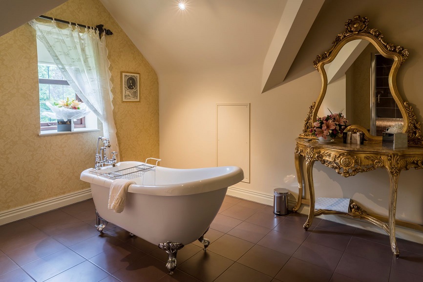 CoombeAbbey's tweet photo. Happy #GrandFeatureFriday!

Today we’re looking at the The Lucy Room in stunning crimsons and opulent golds ❤️💛 

😍⚜️

Would this be your perfect getaway?

Find out more about this opulent room: https://t.co/krPJhlZIiw https://t.co/zIJHEMdMji