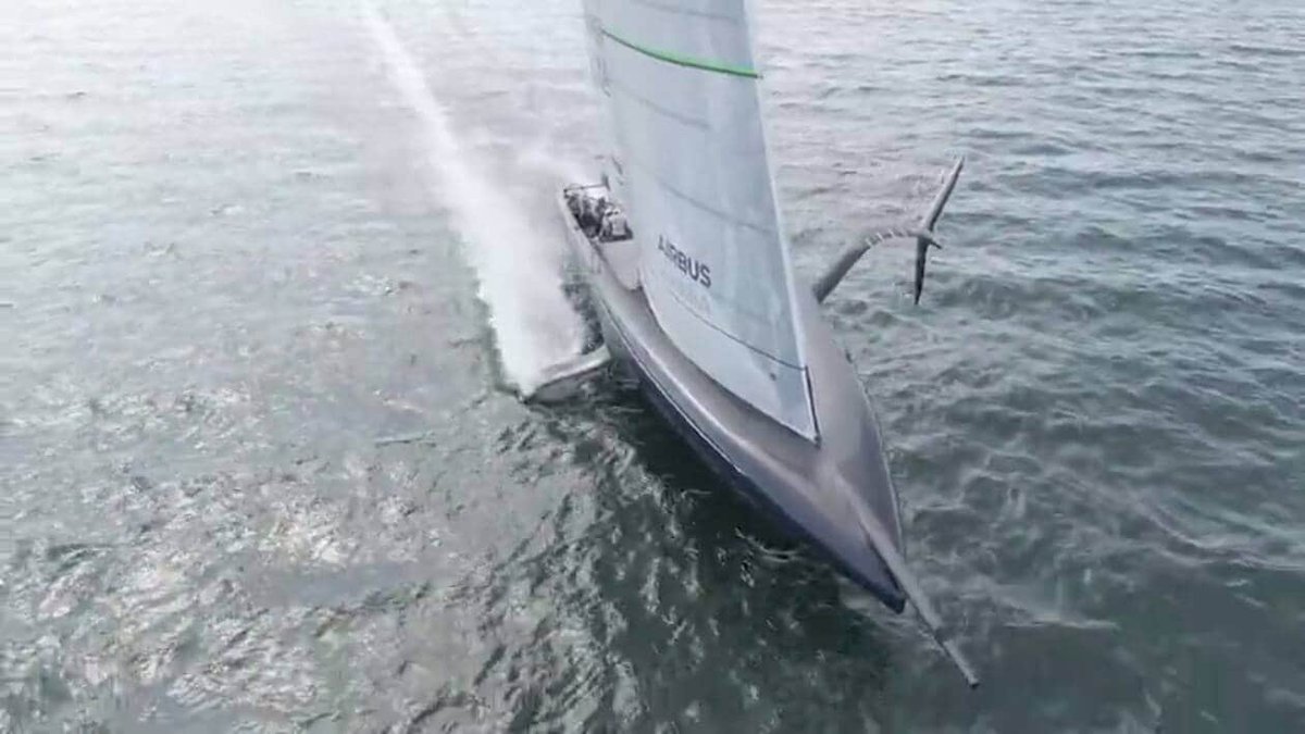 Voiles_Voiliers's tweet image. VIDÉO. @americascup The Defiant, le #monocoque volant d’American Magic vu par un ingénieur d’ @Airbus
 @NYYCAmericanMag #AmericasCup #AC75 bit.ly/2LrkLDt