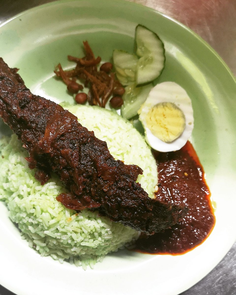 AmyAminur's tweet photo. @Ashril_92 Nasi lemak hijau panas2 dekat Mantin n9. Rm5 je gaiss. Kenyang tesandar korang makan ni 😅 https://t.co/gL08ytjd0N