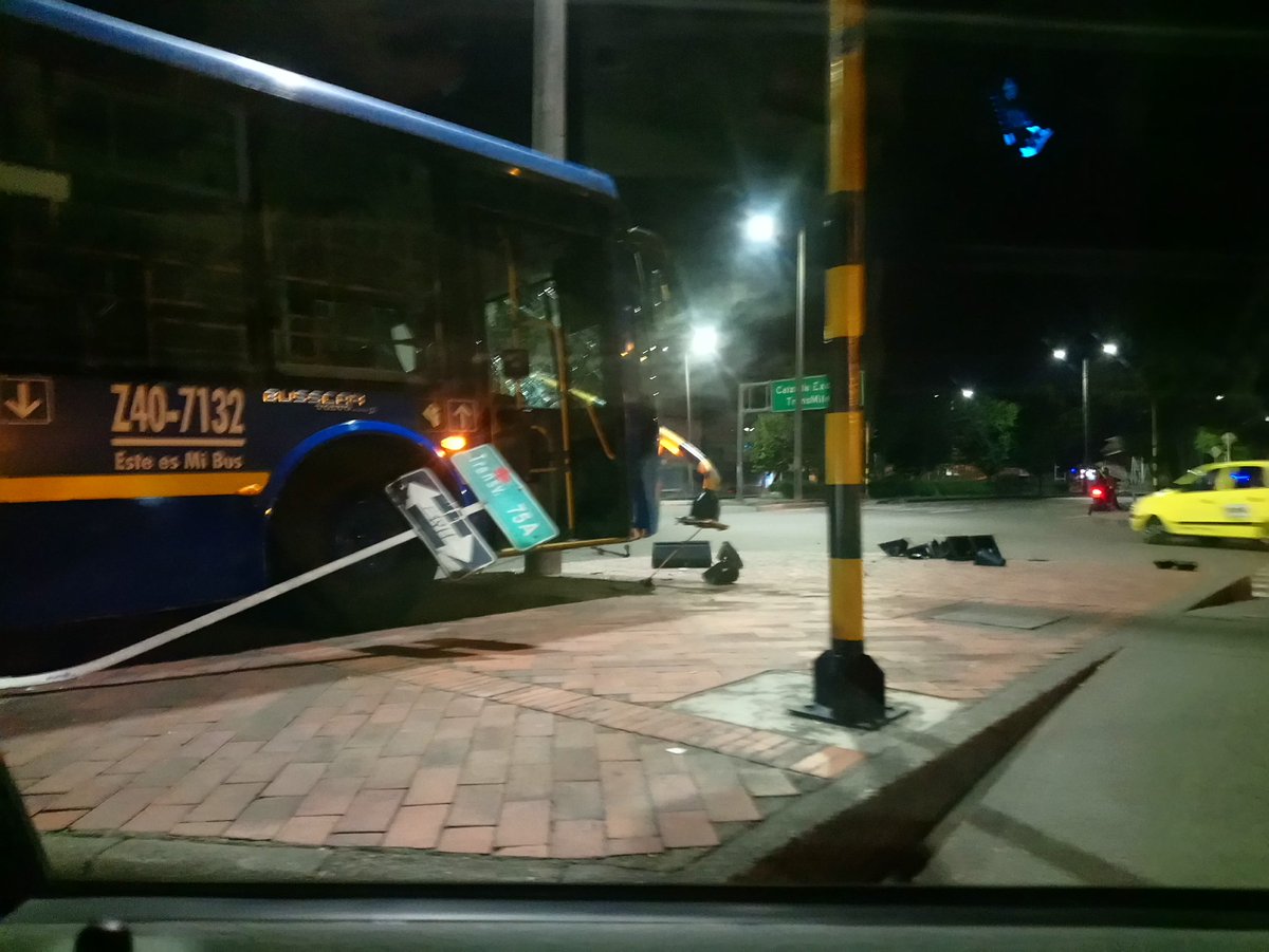 J_LewisM's tweet photo. @Citytv @noctambulocit @ELTIEMPO Viernes 1:45 AM Aparatoso accidente de un #sitp contra un semaforo en la esquina de la Transversal 76 con calle 80. No se observan lesionados. https://t.co/0irilyNhx7