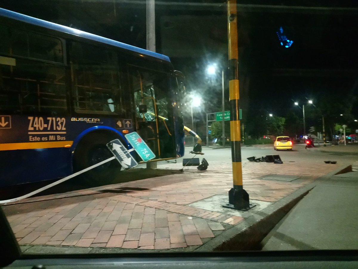 J_LewisM's tweet photo. @Citytv @noctambulocit @ELTIEMPO Viernes 1:45 AM Aparatoso accidente de un #sitp contra un semaforo en la esquina de la Transversal 76 con calle 80. No se observan lesionados. https://t.co/0irilyNhx7