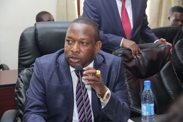 abuga_makori's tweet photo. Mike Sonko might be an academic dwarf just like Waititu but methinks, DPP arrest order is pure witch-hunt. He has managed to squeeze cartels, doesn't steal more than Kidero. All Sonko needs is wider consultations on matters development. DPP is another useless stooge. Bure kabisa. https://t.co/yqt6eVV3hV