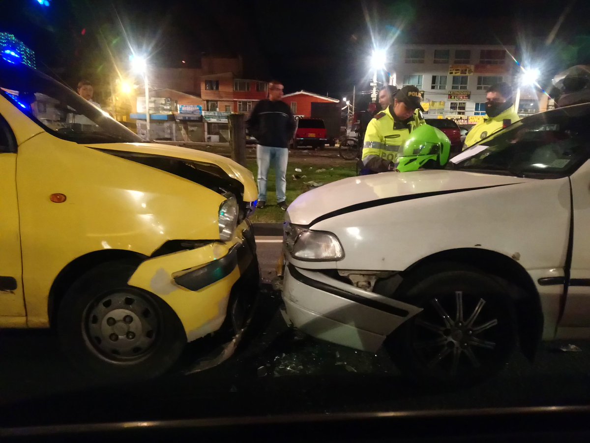 J_LewisM's tweet photo. Y otro sobre la cll 132 con carrera 105d en el sector de aures II. muchos accidentes en la madrugada de hoy. https://t.co/n0cYOP4Yod
