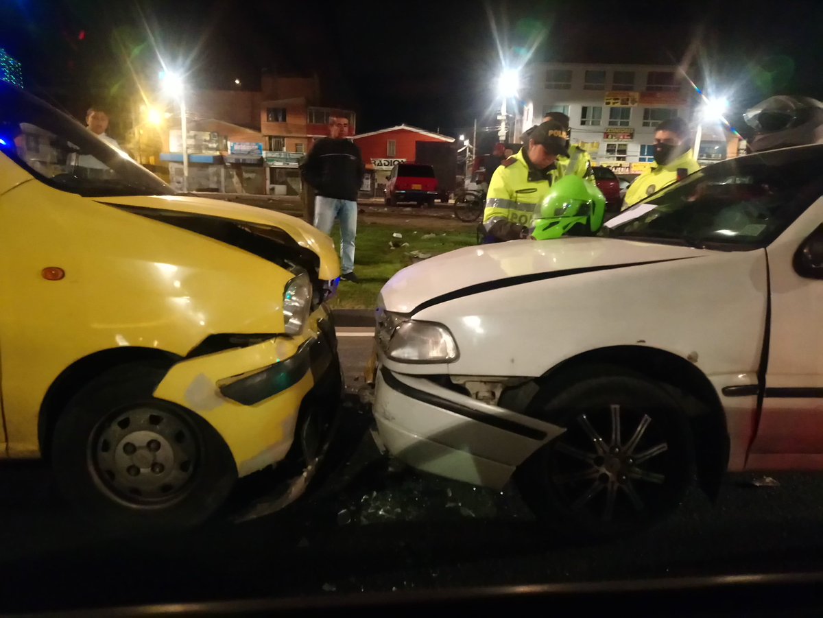 J_LewisM's tweet photo. Y otro sobre la cll 132 con carrera 105d en el sector de aures II. muchos accidentes en la madrugada de hoy. https://t.co/n0cYOP4Yod