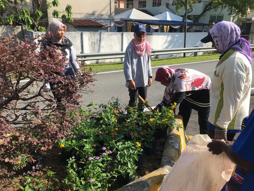 6/12/2019-Rutin setiap hari Jumaat, warga kerja <a href="/BpitSelangor/">BPIT Selangor</a> akan berkumpul bersama untuk menceriakan landskap &amp; pemandangan kawasan Kompleks Pertanian Serdang, <a href="/myDOA_HQ/">Jabatan Pertanian Malaysia 🇲🇾</a>