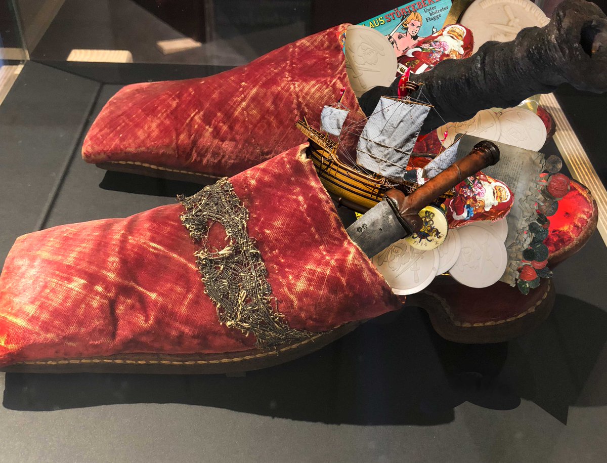 hansemuseum_eu's tweet photo. Was bedeutet es, wenn das einzige, was von Dir bleibt, Deine #Puschen sind? - Du bist auch weiter offen für Geschenke! Zum #Nikolaus haben wir in die Puschen getan, was in unserer Ausstellung #störtebekerundko so vorkommt: Nierendolch, Drehbasse, Schiffsmodell, Hörspiel-LP! https://t.co/L8XrTN8f6h