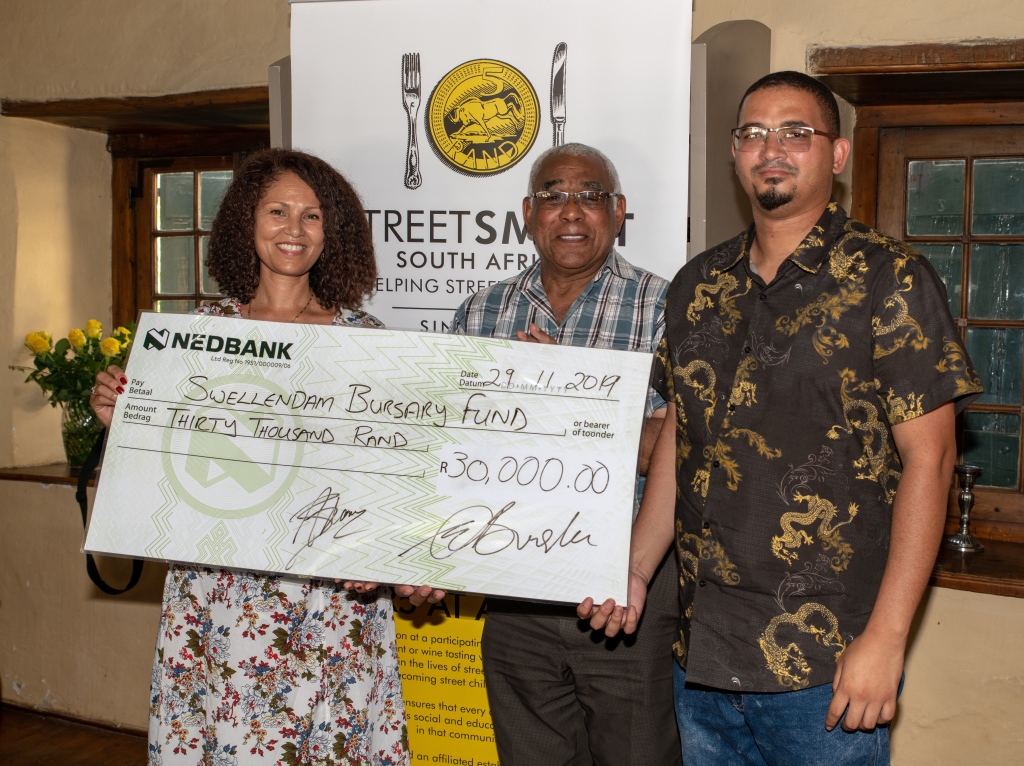 StreetSmartSA's tweet photo. StreetSmart SA recently handed over R30, 000 to its Swellendam beneficiary, the Swellendam Bursary Fund. Read the article: https://t.co/iTDJJBw8D0

#GiveResponsibly #ProudlyStreetSmartSA #FAMSA #Swellendam #SAGoodNews #BeKind #DoGood #EatOutHelpOut #Changemakers #StreetChildren https://t.co/xliG6FhiYz