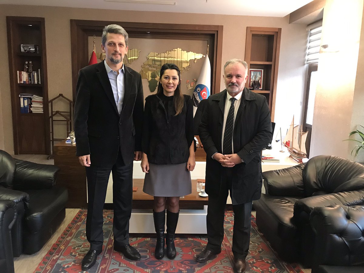 Dün geceyarısına kadar Kars için koşturan belediye eşbaşkanlarımız, sabah 8’de belediyede toplantıdaydı. 

Kars Belediyesi Eşbaşkanlarımız Şevin Alaca ve Ayhan Bilgen’i hizmet aşklarından dolayı kutluyorum.