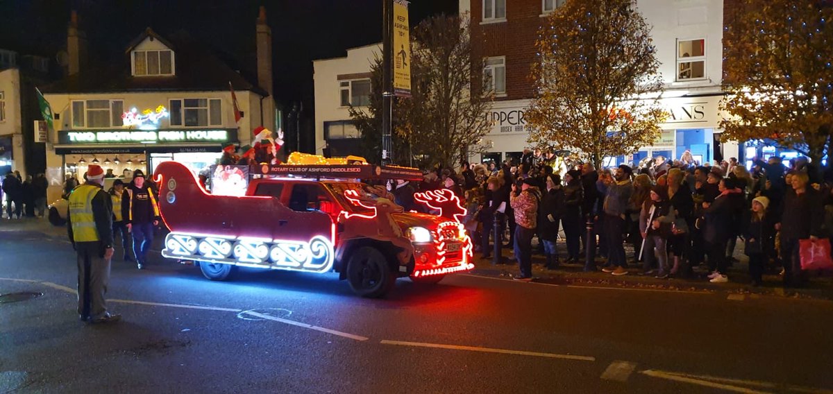 Helping out #santa #ashfordchristmasmarket with our props and lights #RedCarpet #chaiselongue