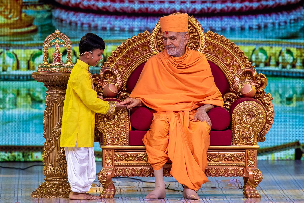 BhavikPrit's tweet photo. @DYPatilStadium Go through this thread for Pictures from 98th Janmjayanti Celebrations of HDH Pramukh Swami Maharaj at @DYPatilStadium in presence of Sadhus, Rishis, Guests and many Dignitaries...
#PSM98 #PramukhSwami #PSM100 https://t.co/fTKmzSfE2Z
