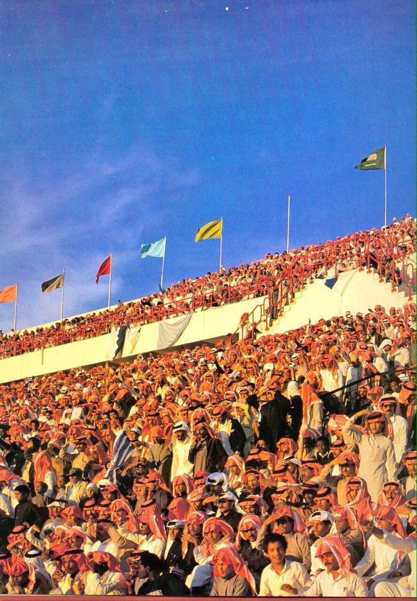 hamadlahdan's tweet photo. انتشرت تغريدات تسخر من لبس القطريين الزي القطري في مدرجات الملاعب ، نذكركم باننا حافظنا على الزي التقليدي وانتم تخليتوا عنه ، الصور توضح الجماهير الخليجية قديماً في مدرجات الملاعب . https://t.co/Wek0St8of3