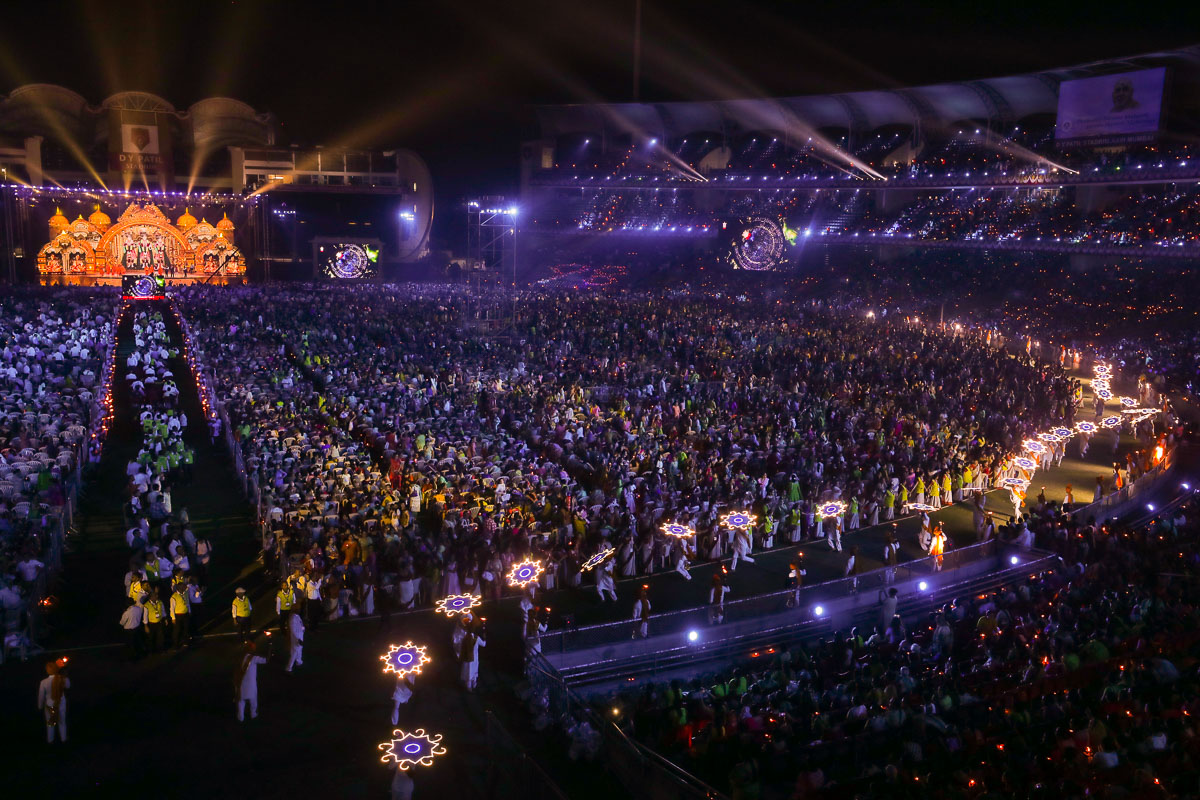 BhavikPrit's tweet photo. @DYPatilStadium @AmitShah @BJP4India @BJP4Gujarat Go through this thread for Pictures from 98th Janmjayanti Celebrations of HDH Pramukh Swami Maharaj at @DYPatilStadium in presence of Sadhus, Rishis, Guests and many Dignitaries...
#PSM98 #PramukhSwami #PSM100 https://t.co/1LwtcjWoy5