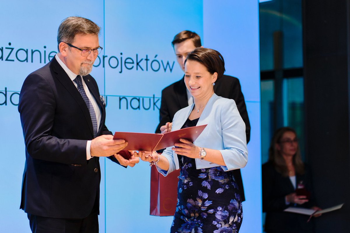 WAT_edu's tweet photo. Prezes Rady Ministrów Mateusz Morawiecki przyznał @WAT_edu odznakę honorową „Za zasługi dla wynalazczości”. Wyróżnienie z rąk prezesa Urzędu Patentowego RP Edyty Demby-Siwek odebrał prorektor ds. rozwoju dr hab. inż. Lucjan Śnieżek, prof. WAT.
#sukcesWAT
https://t.co/w2VLNS2LjB https://t.co/FXAwy1aKaw