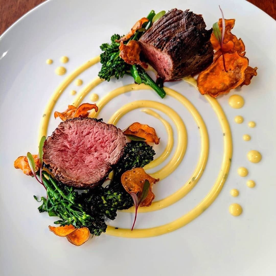 MasterChefsLife's tweet image. Seared bistro steak | Broccolini | Sweet potato chips | Bearnaise sauce.