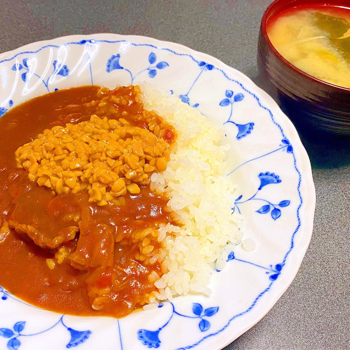 山内健嗣 على تويتر 本日の男飯お昼ご飯 カレーライスに納豆をトッピングしてみた これはこれで悪くないかな 味噌汁付です ラーメンばっか作ってるわけではないのだ V 男子ごはん 男飯 カレーライス 納豆