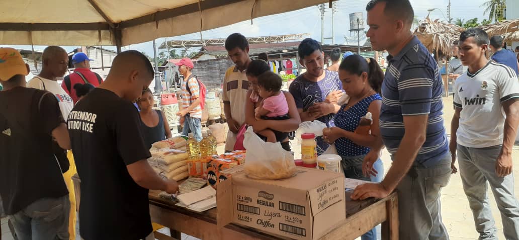 wabinokoida1's tweet photo. Llegamos hasta  Curiapo, municipio Antonio Díaz, atendiendo al pueblo con una gran jornada de venta de más de 8 Ton de alimentos  y productos de aseo personal.

Seguiremos trabajando en todo #DeltaAmacuro llevando la soberanía alimentaria! @NicolasMaduro @GobLizeta @pltgoneidys https://t.co/BHVoqEd1S6