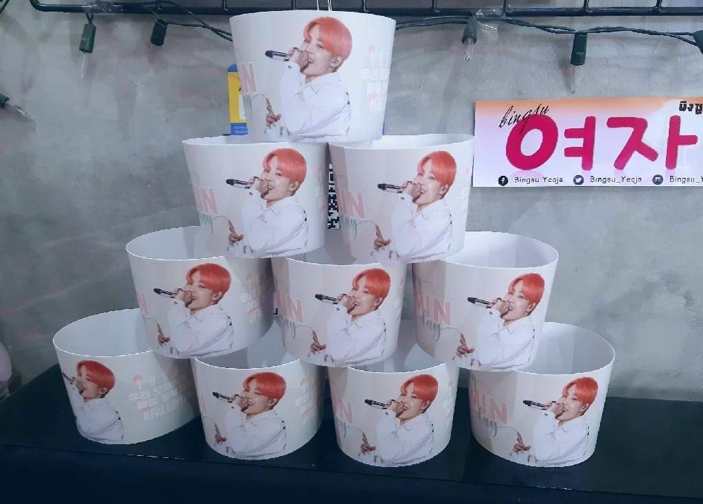Bingsu_Yeoja's tweet photo. 🎊 ย้อนหลังนิ๊ดนึง ARMY #JIMIN 📯 ร้าน #บิงซูยอจา มีแจก
Cup Sleeve / Sticker
กติกา
🥤เพียงสั่งเครื่องดื่ม 1 แก้ว ราคาใดก็ได้ รับทันทีไปเลย
💗 ต้องขอขอบคุณลูกค้าที่น่ารัก
คนนี้-->♡ @Happy_JKTH ♡<--
พิกัด : สุขสวัสดิ์ ประชาอุทิศ #BTS
#fallinyoupjm19 #HappyBirthdayJimin https://t.co/6SoXzIJ7g7