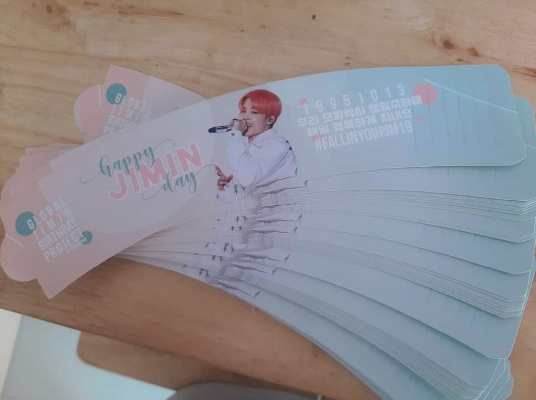 Bingsu_Yeoja's tweet photo. 🎊 ย้อนหลังนิ๊ดนึง ARMY #JIMIN 📯 ร้าน #บิงซูยอจา มีแจก
Cup Sleeve / Sticker
กติกา
🥤เพียงสั่งเครื่องดื่ม 1 แก้ว ราคาใดก็ได้ รับทันทีไปเลย
💗 ต้องขอขอบคุณลูกค้าที่น่ารัก
คนนี้-->♡ @Happy_JKTH ♡<--
พิกัด : สุขสวัสดิ์ ประชาอุทิศ #BTS
#fallinyoupjm19 #HappyBirthdayJimin https://t.co/6SoXzIJ7g7