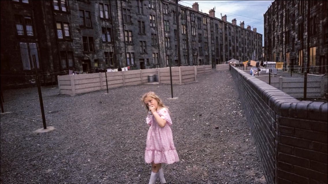 #ViernesDeArte

“Una fotografía,
es la afirmación de un pensamiento.
Existe porque ya estaba allí, enterrada dentro de uno mismo”

Glasgow-1980
de
#RaymondDepardon (1942), fundador de la agencia Gamma @grupgamma