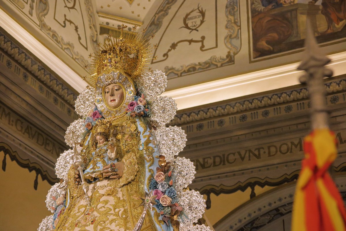 La Virgen del Rocío luce sobre mangas celestes y el Pastorcito el traje del mismo color, que se realizara en 1986 por los hnos Benítez. #RocíoJubilar #elrocio19 #tvcofradeelrocio