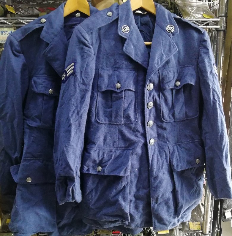 www_ihagun_net's tweet photo. 米軍放出の50~60年代の空軍制服ジャケット。現行のモノと比べてWOOL感が強くて作りも凝ってる。店頭でのみ販売中です。明日明後日は空自祭。今年も1ヵ月きりましたね。

#空軍の制服 #usafjacket  #50年代 #60年代 #那覇基地 #美ら島エアーフェスタ https://t.co/OfzQexI4iN