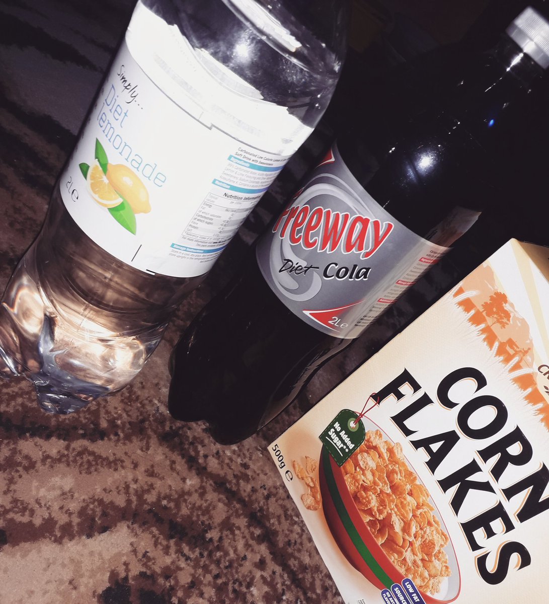 UniversOffial's tweet photo. Corn-Flakes, Diet Lemonade, Diet Freeway Cola And Milk In The Morning Before Startin' The Day !! 🤤😋

#Lordigwee 👑
#TakingEnergy 🔥
#KingdomLandEmpire 🦋 https://t.co/uLwbLbmIdw