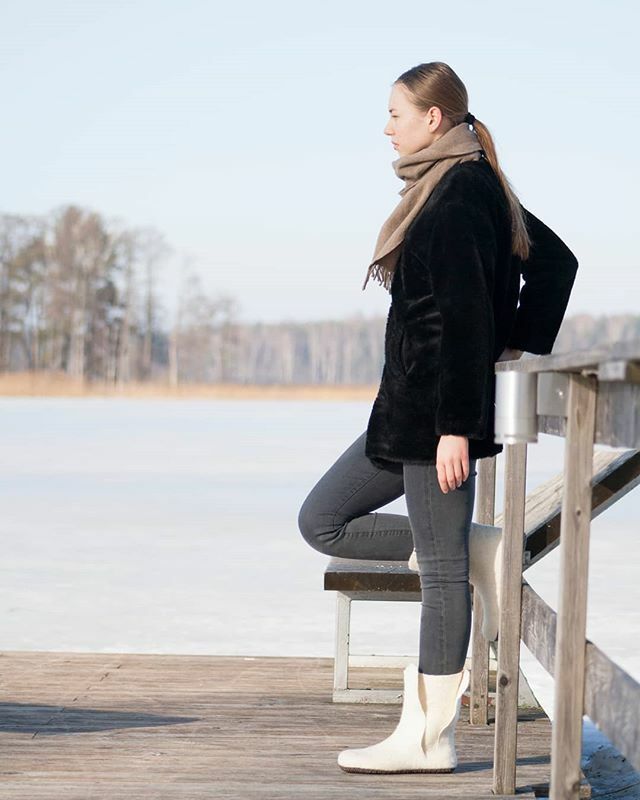 It will be freezing here soon⁠
But we have something warm to wear 😉☺️⁠
-⁠
-⁠
-⁠
#winter #vibesofhandmade #whitevinter #whitechristmas #whiteshoes #barefootshoes #womenhomeshoes #handmadeshoes #Etsy #BuyDifferently #favehandmade #handcrafted #hand… ift.tt/2Ysnl19