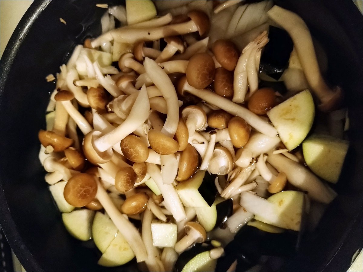 kaijinhabuotoko's tweet image. 急きょ晩ごはんを担当する事になったのだが、久々過ぎて何を作っていいのやら…
こんな時に役立つのは若手の頃に作ったちゃんこ鍋だよね〜。
#HUB&apos;sキッチン
#カレーちゃんこ
#あり合わせの食材
#カレーのルーは幼稚園でもらった品
#私も責任持って食べます
#鍋にしときゃド失敗はないでしょ