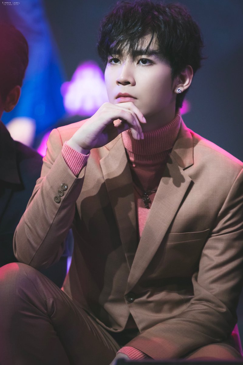 Kiimmon_Label's tweet image. 191201 ...KIMMON...
Live Concert Final Week Superboy Project Presented by GSB @ Union Hall 1, Union Mall

หนาวนี้ขาดผ้าห่มเราไม่เป็นไร แต่ถ้าขาดเธอไปเราไม่โอเค 😍
.
.
💜
@KiimMon 
#ขุณขิมมอญ 
#ปารูปให้คิมเซฟ 
#Superboyprojectfinalweek