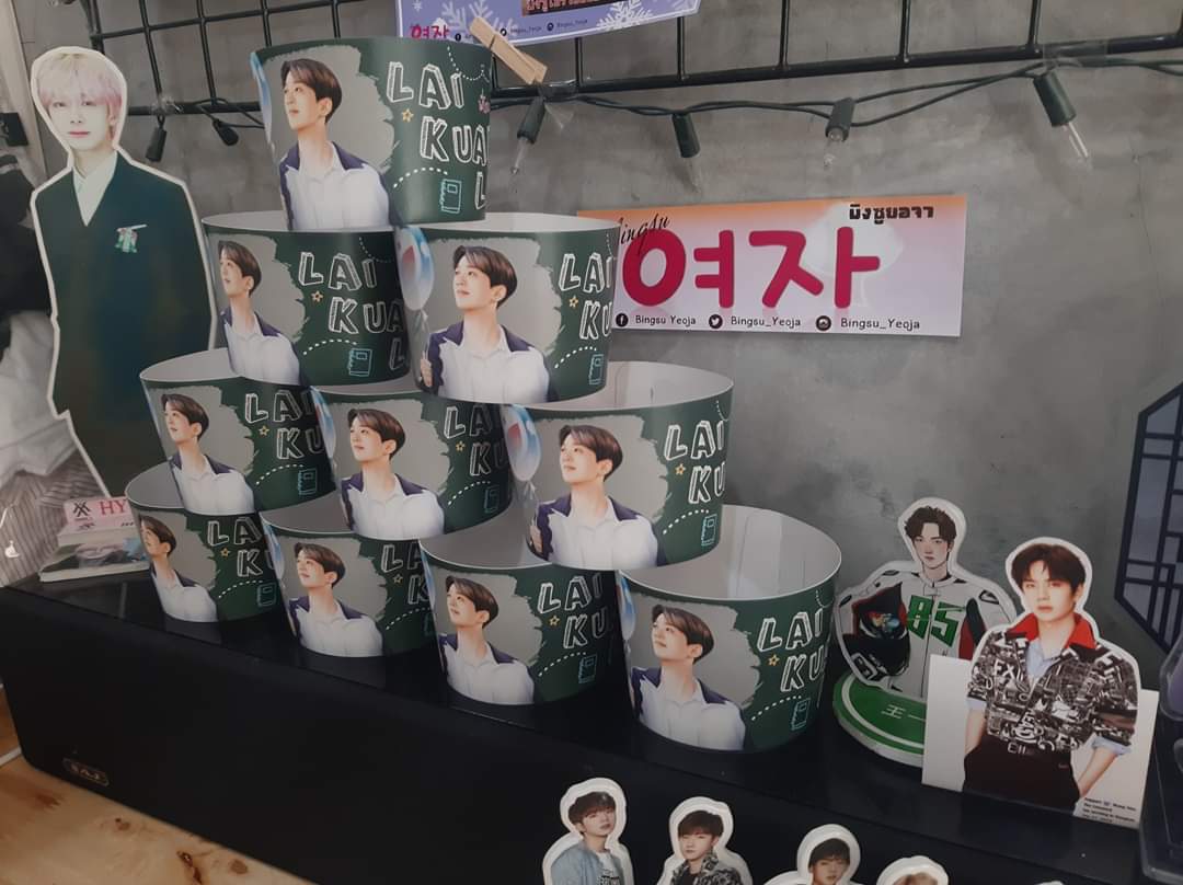 Bingsu_Yeoja's tweet photo. ⭐ สิ่งเล็ก ๆ ที่เรียกว่ารัก มารับ " พี่โชนเวอร์ชั่นจีน " ที่ร้าน #บิงซูยอจา แจก..
💓 CUP SLEEVE #LAIKUANLIN 💓
by : @247LH6104RVD

📌กติกา 
🥤เพียงสั่งเครื่องดื่ม 1 แก้ว : 1 ชิ้น
(ราคาเริ่มต้น 20฿⬆️)
พิกัด: สุขสวัสดิ์ ประชาอุทิศ
#ALittleThingCalledFirstLove #SHININGTIME_KUANLIN https://t.co/bJyB2TRGbL