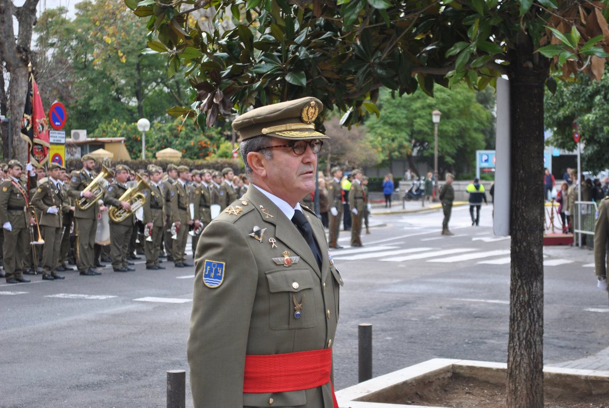 DelegGobAND's tweet photo. ️💢#PremioPlazaDeEspaña2019 a Juan Gómez de Salazar Mínguez. Por su trayectoria militar. Desde #Sevilla ha estado al mando del 60% del Ejército Español y unidades operativas. Cerca de 40.000 militares han tenido en él, como #GEFUTER, a su comandante en jefe. ¡Enhorabuena!🎖️👏 https://t.co/4xV2E6o9n1