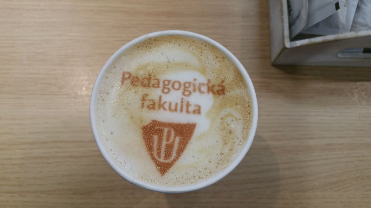 FakultaV's tweet photo. To máte: sušenky, kávy s logem, lentilky, oplatky, baťůžky, sluchátka, flešky, letáky, náramky, diáře, milé studentky s informacemi... Je třeba dalších důkazů o tom, jak moc jsme se těšili na všechny hosty? Tak přijďte také! :-) #DenOtevřenýchDveří #Učitel21 #studujupol #pdfupol https://t.co/OGlIBn8MSt