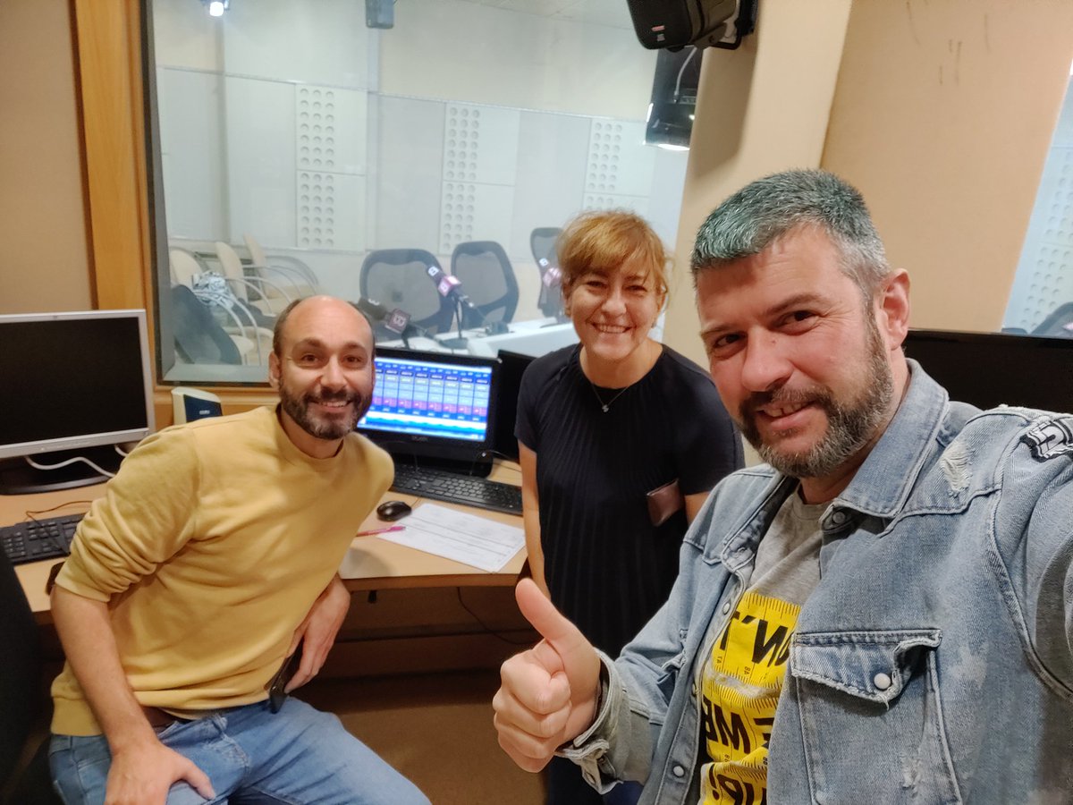 JuliafrauSM's tweet photo. 🔝  Ja som a @IB3radio 📻 per parlar de #xarxessocials #fakenews i més cosetes a @LaGranVidaIB3 amb @MonicaBorras https://t.co/gf4StEs0ZZ