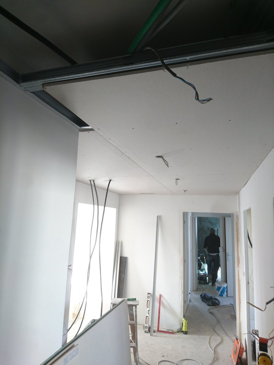 decoralyon's tweet photo. Et pendant ce temps à Caluire, les faux plafond se pose. 

#groupement #capeb #microentreprise #Lyon #teepy https://t.co/Hy5jMnVSZe