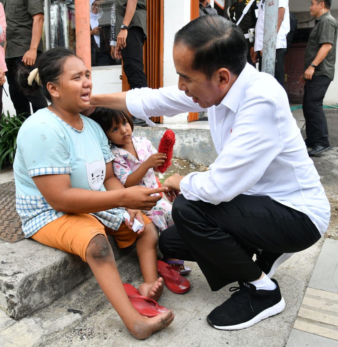 jokowi's tweet photo. Ibu Inah dan putrinya telah menunggu dan menyambangi lokasi kunjungan saya di Banten, dari sekitar helipad, lokasi peresmian pabrik, sampai di halaman masjid.

Akhirnya, keinginan Ibu Inah terwujud. Kami bertemu, bersalaman dan berbincang di depan rumah makan. Terima kasih. https://t.co/fiegJVn3lk