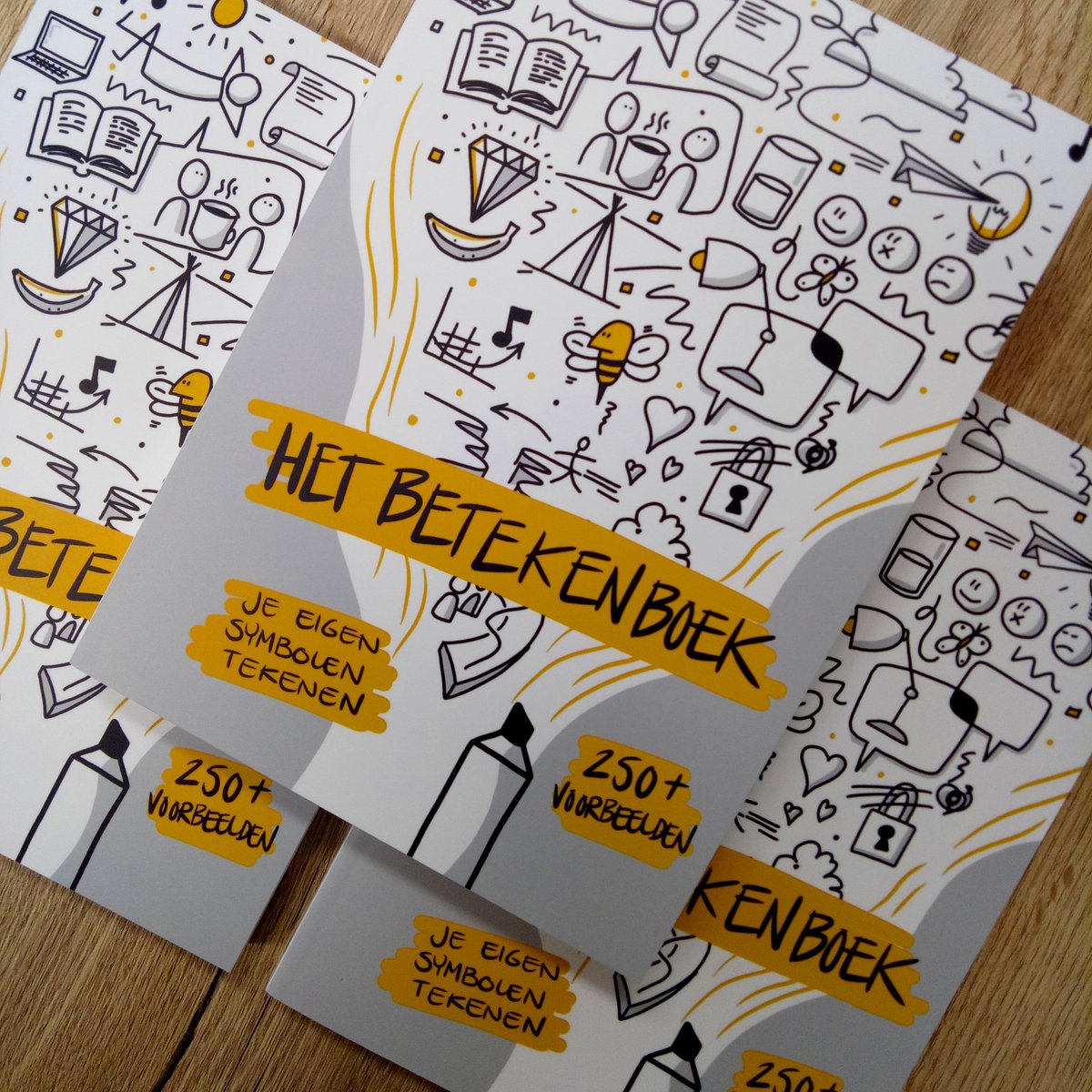 Het Betekenboek helpt je op het gebied van tekenen als communicatiemiddel. Met meer dan 250 getekende voorbeelden word je uitgedaagd om ze na te tekenen en leer je eigen beelden te maken. Bestel hier: hubs.ly/H0m5KpK0