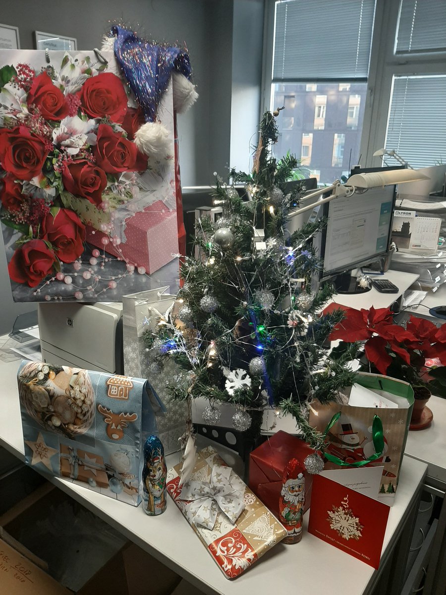 ATKrakow's tweet photo. Santa Claus came to #AUTOMATIONSTECHNIK today.... 😊🎅
#gifting #presents #ChristmasTree #Xmasiscoming https://t.co/VA0TDJn34g