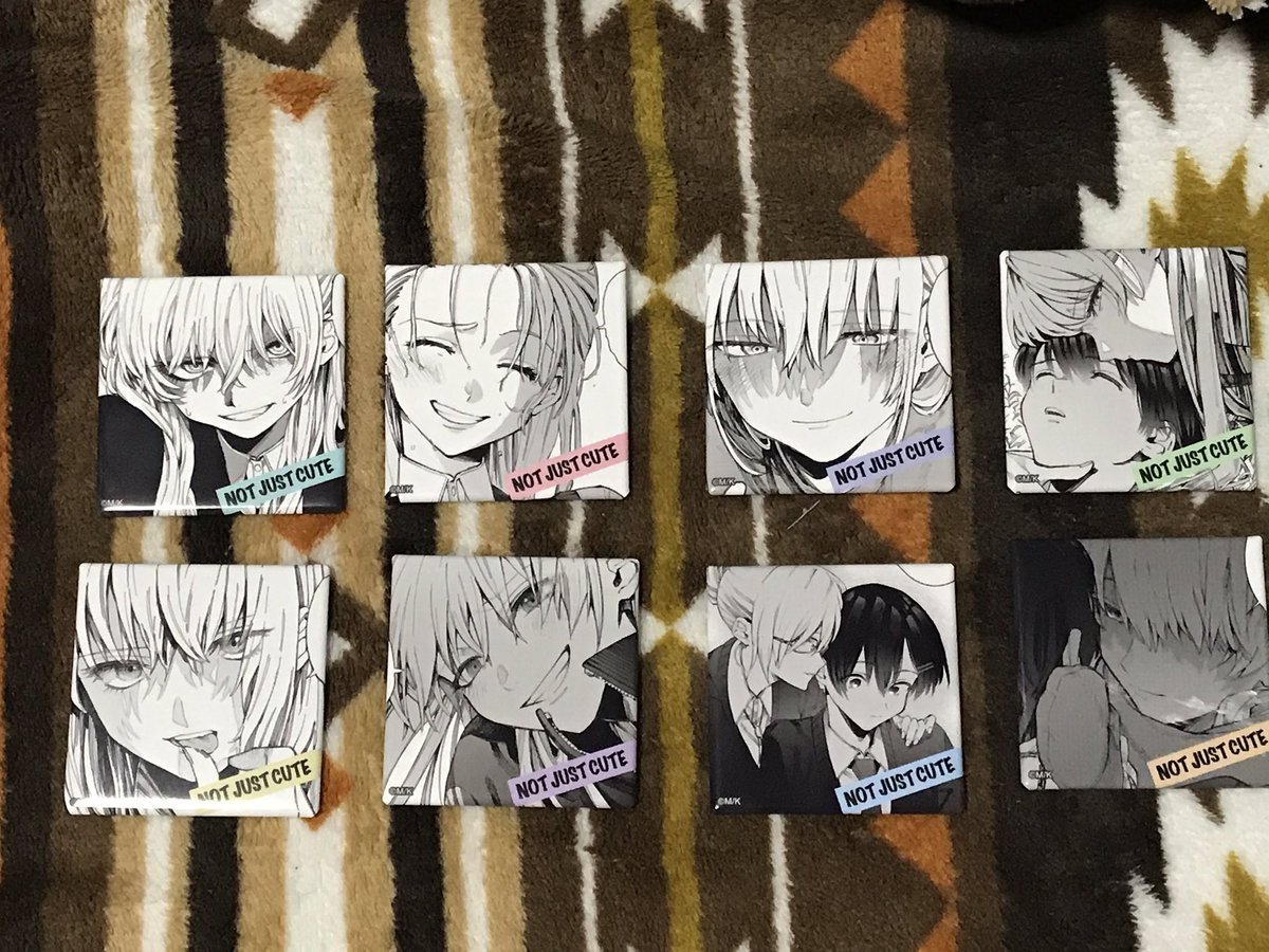 yuh0004's tweet photo. @nankatobidesou 
可愛いだけじゃない式守さんのスクエアバッジコレクション全8種とブックカバーが今日来た♪
最近知ってそれからコミックも買っていて結構お気に入りで式守さんのカッコいいしたまに見せる可愛い所が好きだ
早く３巻欲しいものだ https://t.co/aee6Xz1evd
