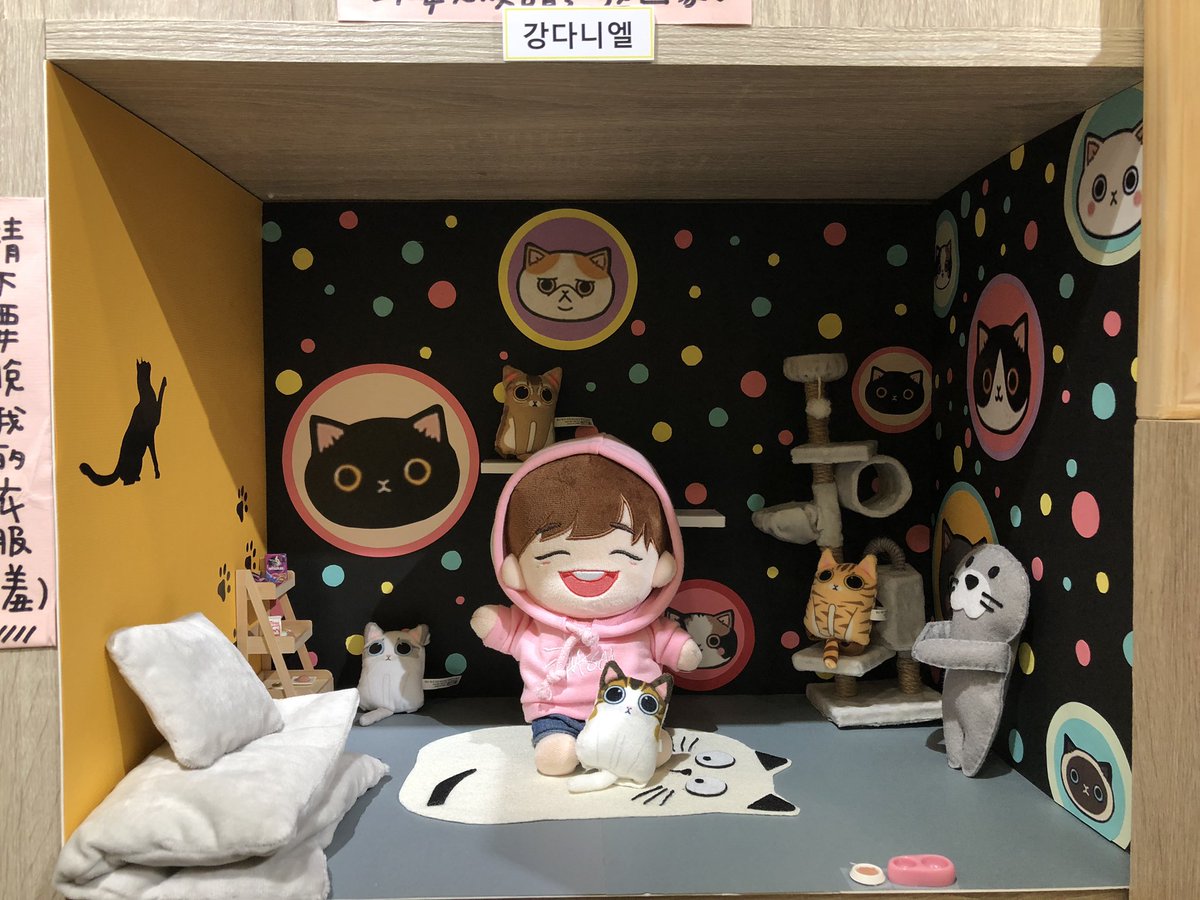 osw_dollbaby's tweet photo. 娃用佈景應援第三彈
Zerobase-丹尼爾房佈置好囉！
快到 @oh71cafe 認證唷！

@danielk_konnect
다니엘 생일 축하합니다
#happy_daniel_day 
#제로베이스 
#강다니엘 
#강다니엘_사랑해
#강다니엘_소중해
#강다니엘_함께해
#WeAreWithDaniel
#StandByDaniel
#HugForDaniel
#ForeverWithDainel https://t.co/ApPEnRRDX1