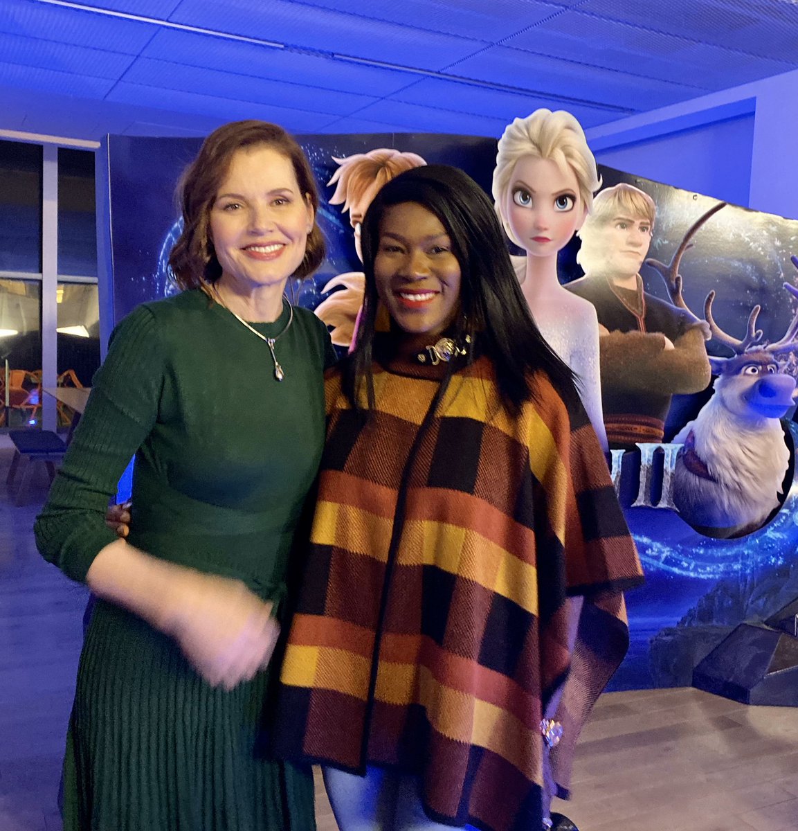 StephanieLinus's tweet photo. It was such a pleasure meeting one of my favourite actresses -the lovely “Geena Davis” of Thelma and Louise😁
#movingscreening of frozen 2 #firesidechat #Disneyanimationstudio https://t.co/1mw2w6l8MM