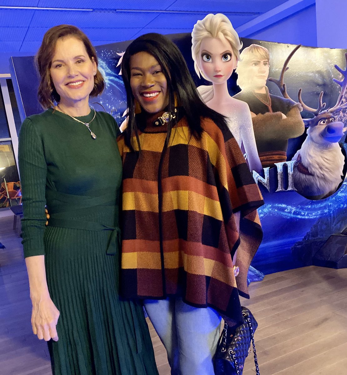 StephanieLinus's tweet photo. It was such a pleasure meeting one of my favourite actresses -the lovely “Geena Davis” of Thelma and Louise😁
#movingscreening of frozen 2 #firesidechat #Disneyanimationstudio https://t.co/1mw2w6l8MM