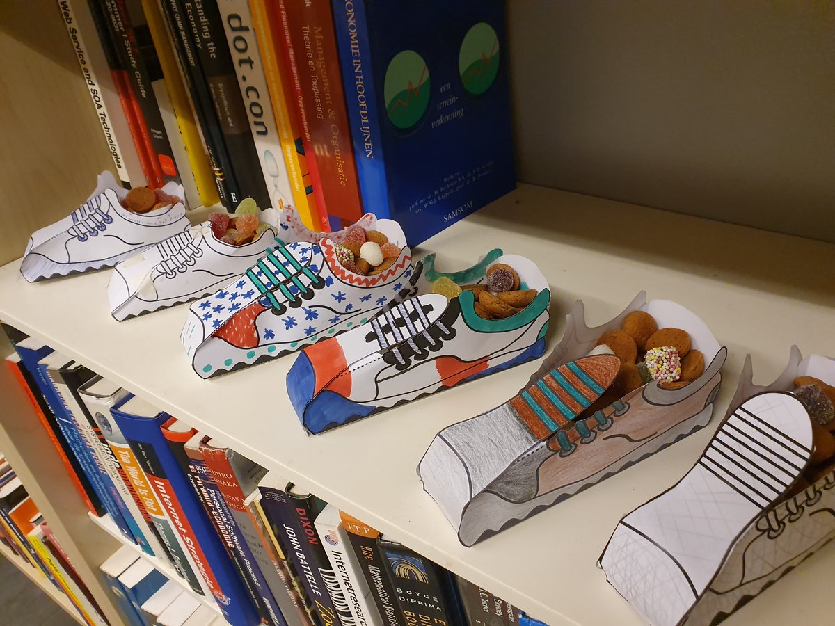 sogyo's tweet photo. Java, databases, software design,
Het lijkt erop dat de Sogyo'ers lief geweest zijn! :)

#werkenbijSogyo #Sinterklaas #Snoepgoed #Sintophetwerk https://t.co/6uOZ4lzkAf