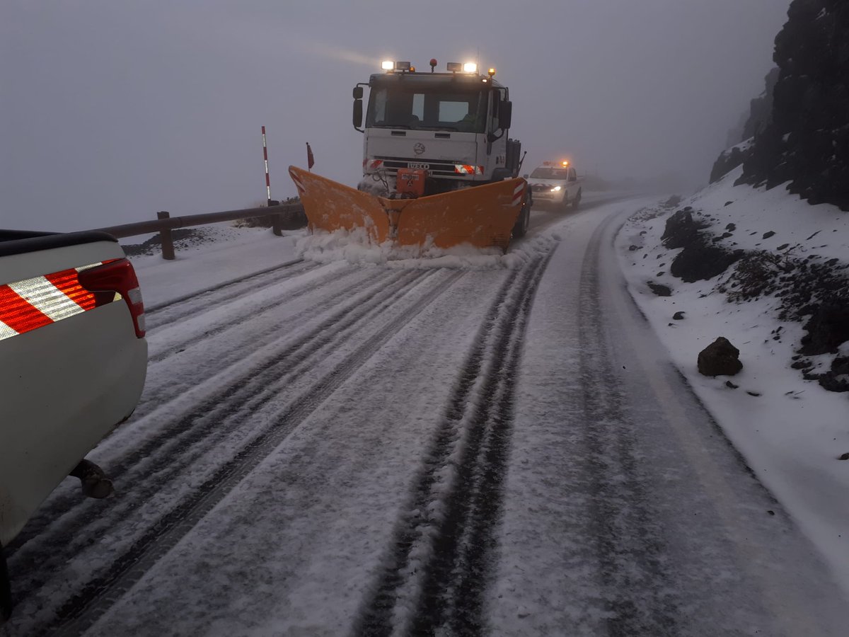 carreterasTF's tweet photo. ❄ Fotografías de los equipos de Conservación trabajando con los quitanieves para habilitar los accesos al Teide. 

Por la Orotava y La Esperanza tenemos placas de hielo y entre 8 a 10 cm de nieve. 

Los accesos se mantienen cerrados.
#Carreteras #Tenerife https://t.co/LgHduFYLHw
