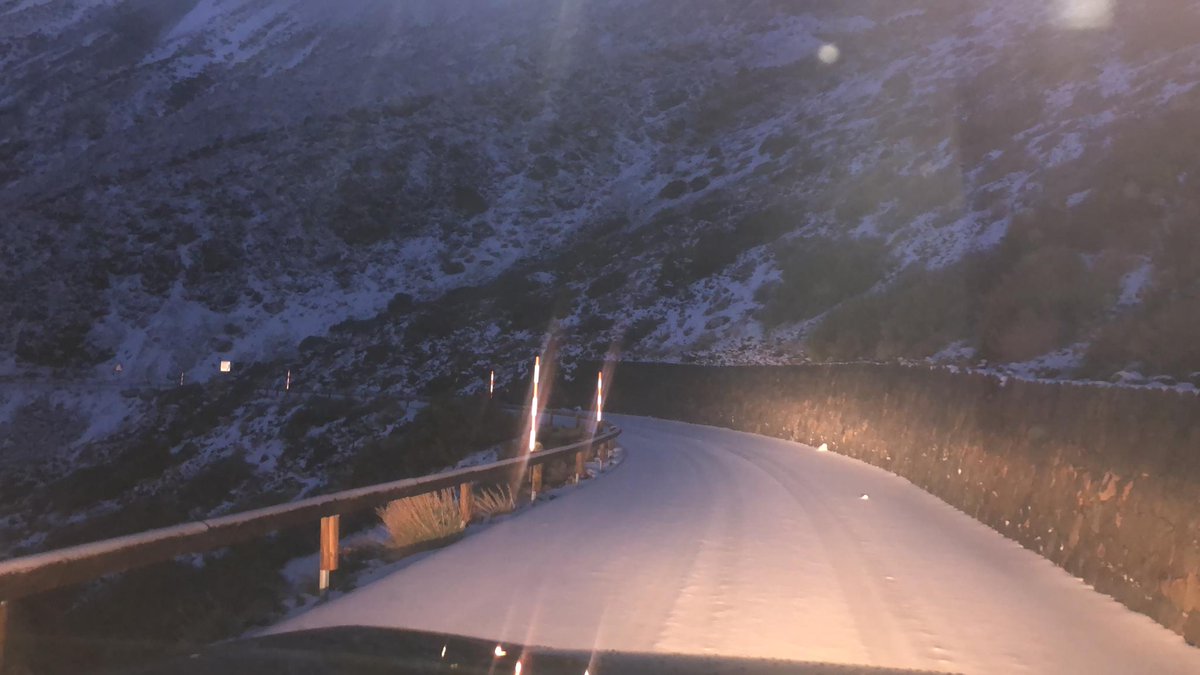 carreterasTF's tweet photo. ❄ Fotografías de los equipos de Conservación trabajando con los quitanieves para habilitar los accesos al Teide. 

Por la Orotava y La Esperanza tenemos placas de hielo y entre 8 a 10 cm de nieve. 

Los accesos se mantienen cerrados.
#Carreteras #Tenerife https://t.co/LgHduFYLHw