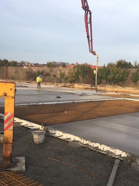 kformco's tweet photo. Kform screed rails being used on Hobson Porter project in Hornsea. Slab is 175mm - using  K135 plus one extension riser; speeding up the process on site, due to no stripping out of Formwork. Miller Concrete Flooring are the contractor working on behalf of Hobson Porter. https://t.co/sNrLchRv64