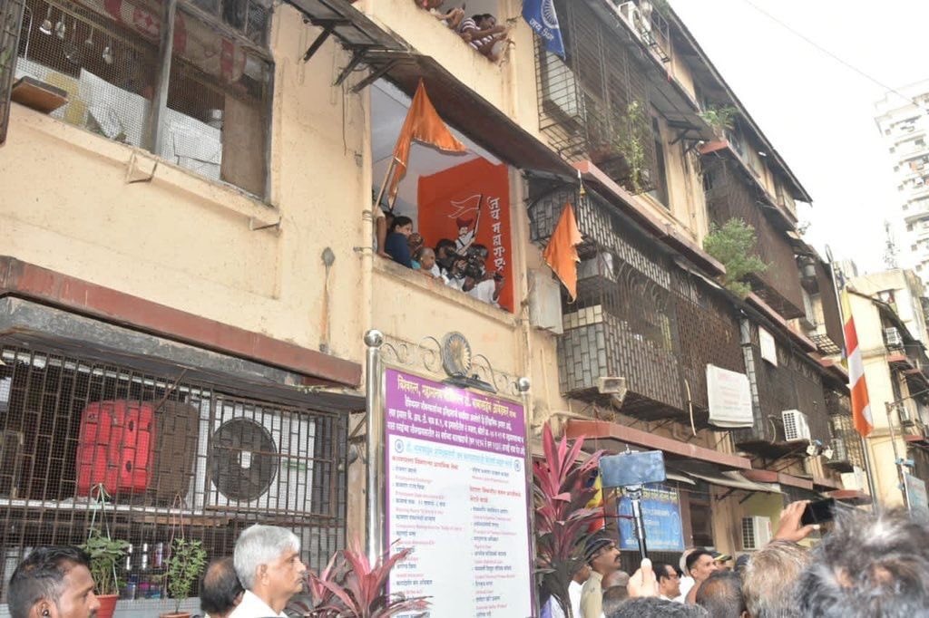 AUThackeray's tweet photo. मा. मुख्यमंत्री श्री. उद्धव साहेब ठाकरेंनी भारतरत्न डॉ. बाबासाहेब आंबेडकर यांचे परळ मधील निवासस्थान राष्ट्रीय स्मारक म्हणून घोषित केले आहे. आजच्या महापरिनिर्वाण दिवशी केलेली ही घोषणा सर्व भारतीयांसाठी अभिमानाची गोष्ट आहे. https://t.co/ajOw5I6RCI