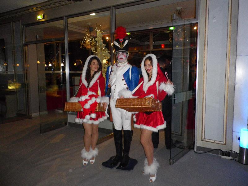 MrEvent_'s tweet photo. Les mères noël sont de retour sur le devant de la scène pour pailleter vos events !
Accueil, distributions de friandises, happenings chorégraphiés...
#christmasevent #mèresnoêl #locationdecostumes #christmasentertainment #jinglebells https://t.co/TNMAFFgMyo