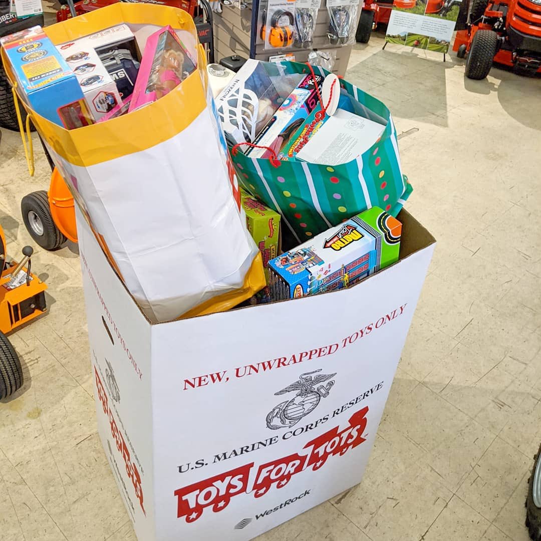 CaitlinCofiell's tweet photo. So proud of my #OCEProgramOffice team for all of the donations to #USMarineCorpToysForTots #ProgramsRock #WeArePW @NancyBordick @jch_joanne @prattandwhitney @Cofiells https://t.co/pkGUT6WZg4