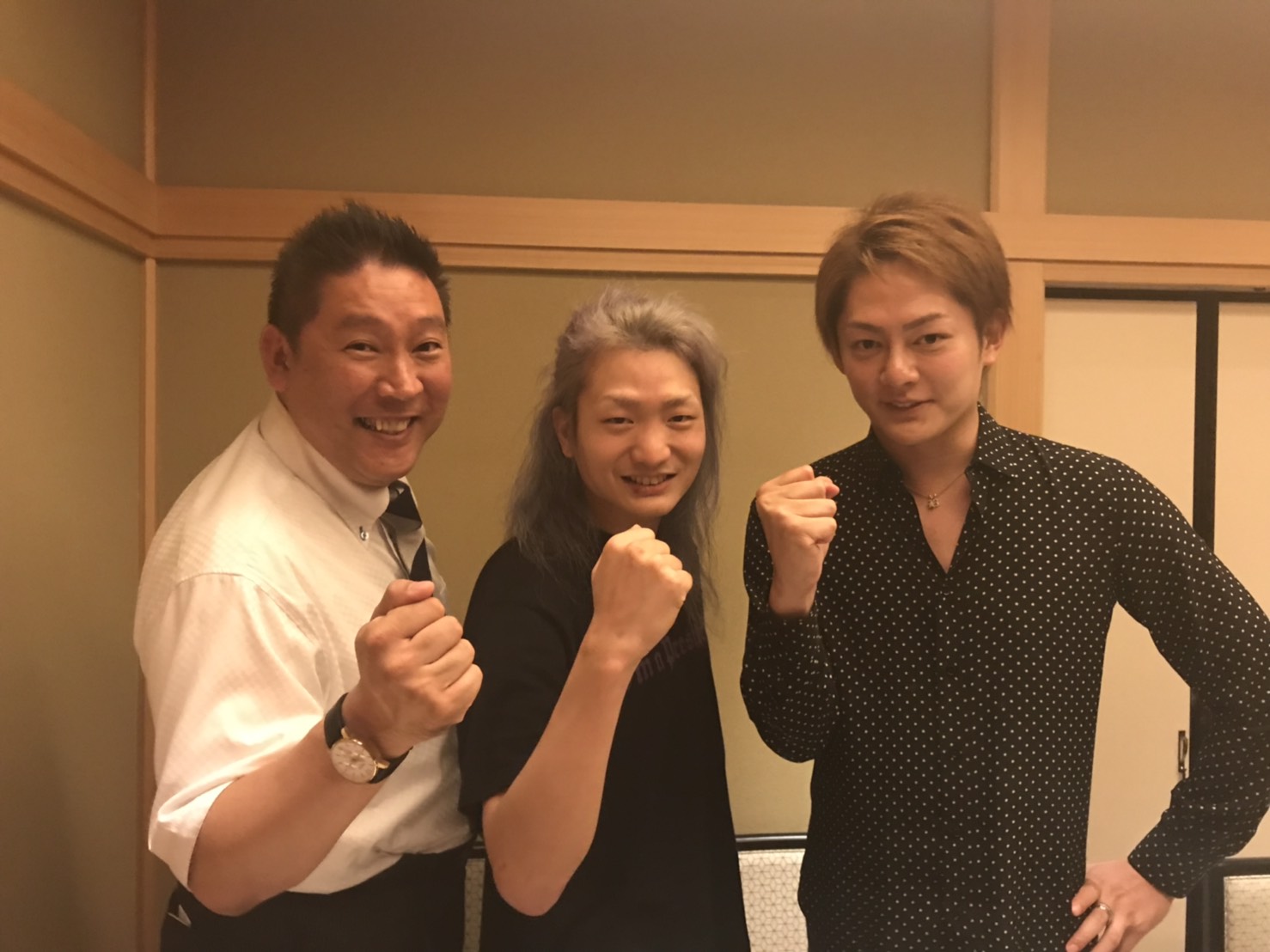 立花孝志 ｎｈｋ党 党首 レペゼン地球は世界一 ウェイトレス お飲み物は Dj社長 ハイボールで ウェイトレス 中身のお酒はいかがいたしましょう Dj社長 一番安いやつで ハイボールならなに飲んでも味わからないから 安いのでいいっす